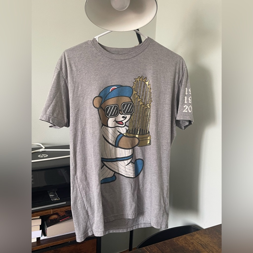 Cubs World Series Cubby Bear Trophy Shirt. Men’s Large